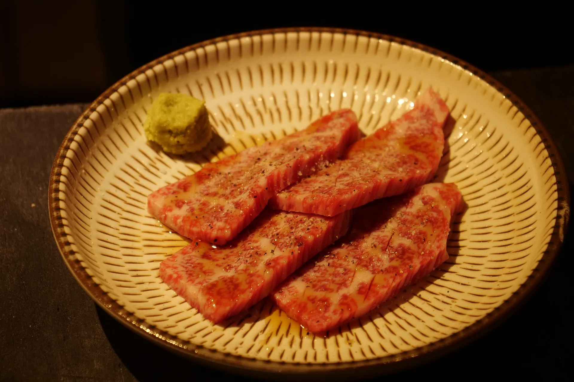 新鮮!一枚一枚手切りの《上カルビ》